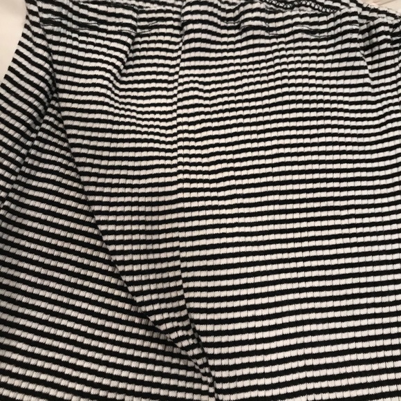 Black and White Stripped Skirt Tight Fitting - Picture 3 of 5